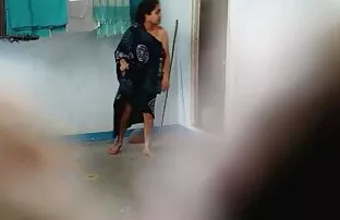 の湯たんぽを示しています彼女の美しい滑りアップ近にCam 無料 アダルト 女性 専用
