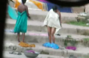 17歳の金髪のウェブカメラの女神は、ソファの上に噴出します。 無料 女性 専用 アダルト 動画